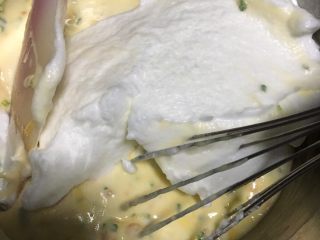 香葱肉松戚风蛋糕,再挖一勺蛋白到蛋黄糊里
