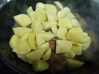 土豆烧鸡块,炖20分钟时，加入土豆块继续炖熟，汤汁收干就好