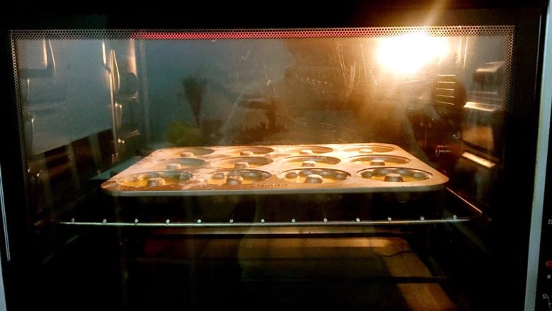 蛋糕甜甜圈,放入预热好的烤箱，上下火150度，中层20分钟