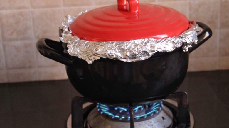 黑乐砂锅烤板栗,大火将锅烧热后转小火烤25分钟