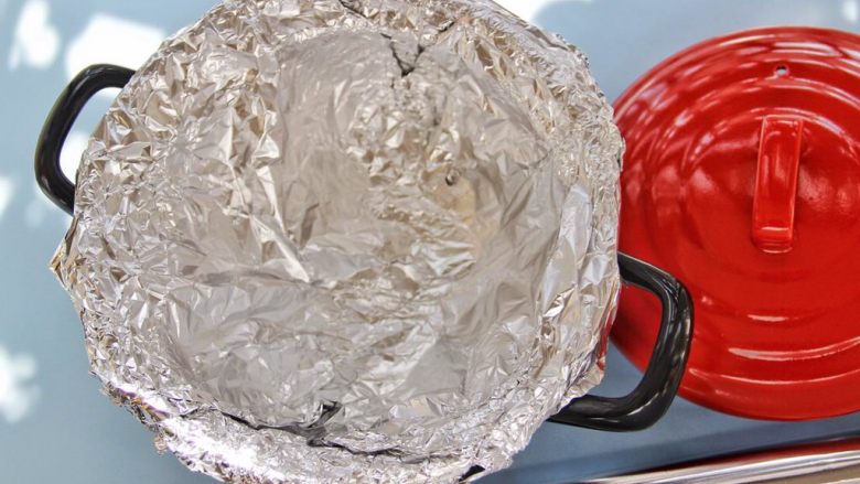 黑乐砂锅烤板栗,取三张比砂锅宽的锡纸交叉放在砂锅内，多余的锡纸折在砂锅外