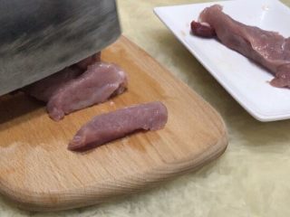 牙签肉,猪肉切成两厘米大的块。
