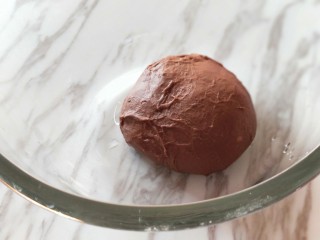巧克力流心面包卷,除德芙巧克力和黄油外的所有材料，混合成面团。