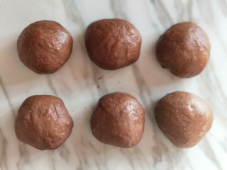 巧克力流心面包卷,将面团平均分成6等份，盖保鲜膜松弛10分钟。