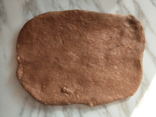 巧克力流心面包卷,取一份小面团擀开成长方形。
