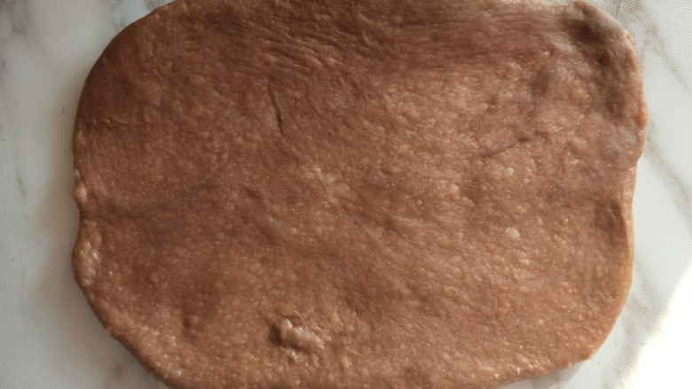 巧克力流心面包卷,取一份小面团擀开成长方形。
