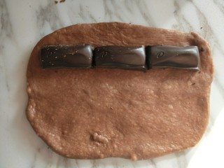 巧克力流心面包卷,将三小块巧克力放置在图中位置。
