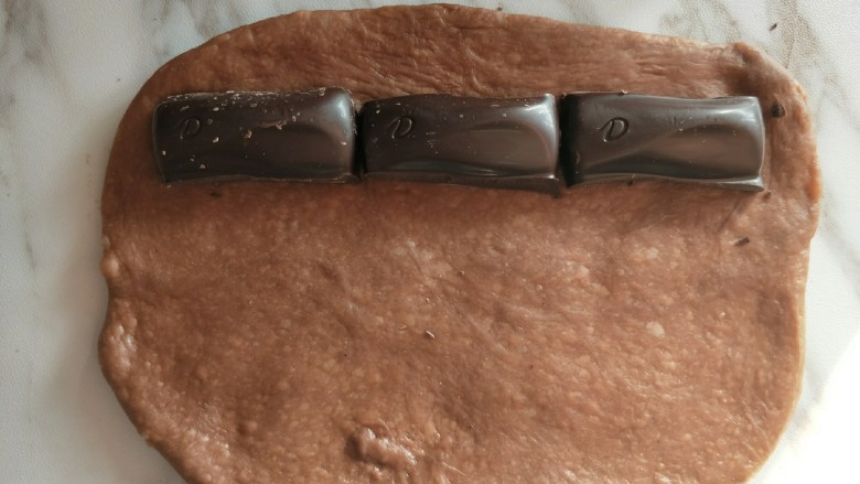 巧克力流心面包卷,将三小块巧克力放置在图中位置。