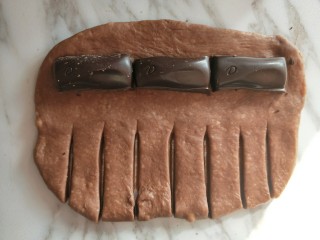 巧克力流心面包卷,如图将面片的下方用刀划开。