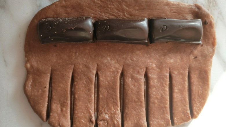 巧克力流心面包卷,如图将面片的下方用刀划开。