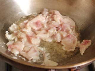 麻辣水煮鱼,锅中加稍多些的油，烧至五成热，滑入鱼片，用筷轻轻拨散。鱼片变白，迅速捞出。