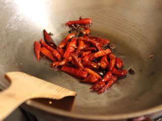 麻辣水煮鱼,锅中加油，冷油小火装花椒焙香，干红辣椒段煸出香味。捞出沥油，放一边备用。