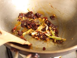 麻辣水煮鱼,放入郫县豆瓣酱炒出红油。