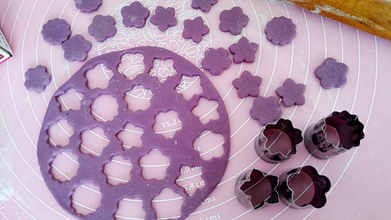 宝宝主食~紫薯小馒头,用花型模压出馒头生胚小花