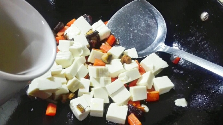 想瘦~吃香菇胡萝卜烧内酯豆腐,放适量热水盖上锅盖烧开