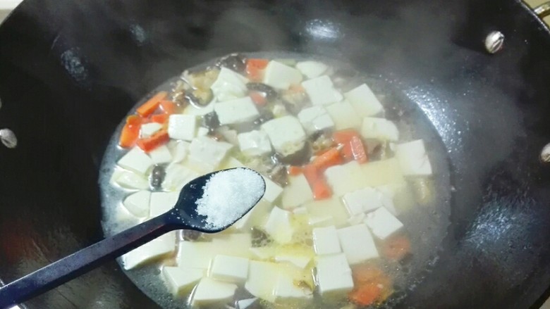 想瘦~吃香菇胡萝卜烧内酯豆腐,放半小勺盐烧三分钟