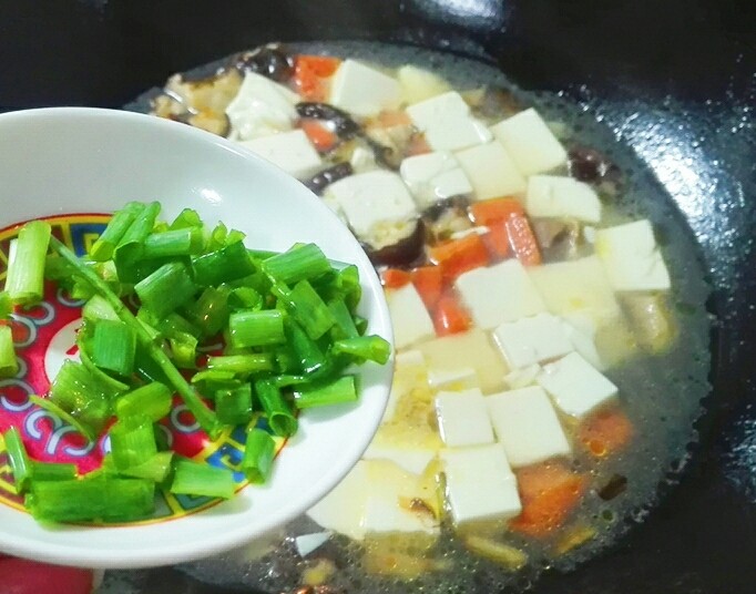 想瘦~吃香菇胡萝卜烧内酯豆腐,撒葱花出锅盛盘