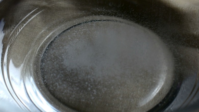 卡通肥牛饭,在清水中撒入半勺盐，搅匀