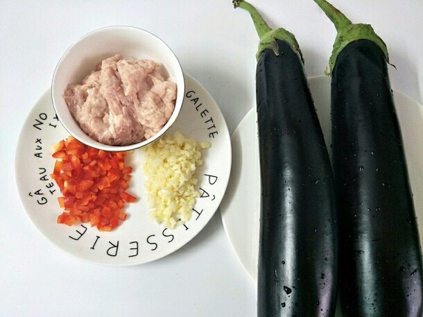 蒜香肉末烤茄子,猪肉选三分肥七分瘦的绞成肉糜，红椒和蒜头切碎