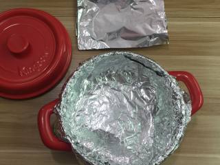 坤博砂锅烤板栗,再用第二张把砂锅有空出来的位置再次包上第三张折成方形

