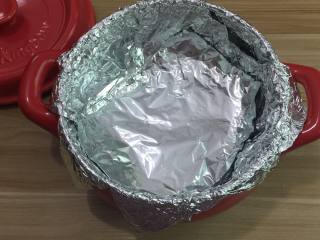 坤博砂锅烤板栗, 折好方形的锡纸铺垫在锅中间

