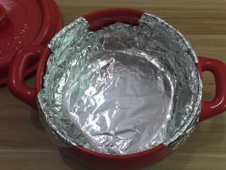 坤博砂锅烤板栗, 用第一张锡纸铺垫在砂锅上

