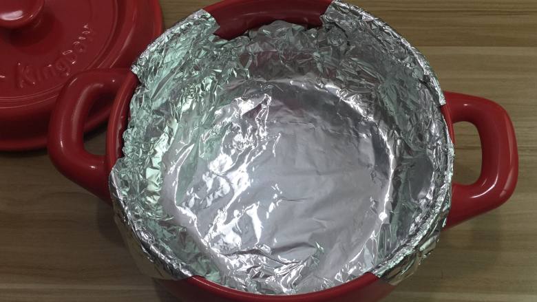 坤博砂锅烤板栗, 用第一张锡纸铺垫在砂锅上

