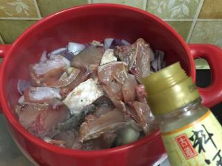 坤博砂锅姜蒜生焗鱼, 加入一勺的料酒

