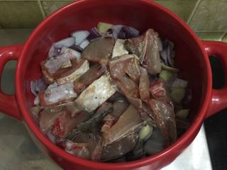 坤博砂锅姜蒜生焗鱼,把腌制好的鱼一次性摆进去

