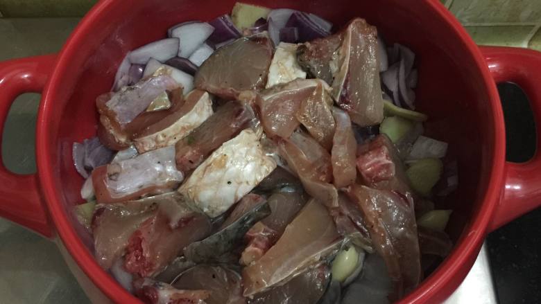 坤博砂锅姜蒜生焗鱼,把腌制好的鱼一次性摆进去

