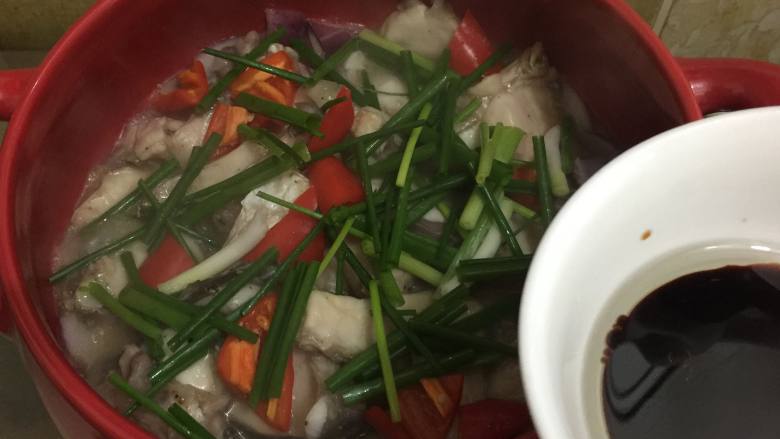 坤博砂锅姜蒜生焗鱼,最后撒上葱段，和花生油，生抽

