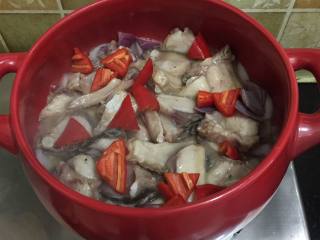 坤博砂锅姜蒜生焗鱼,打开盖子码入红辣椒再焗2分钟

