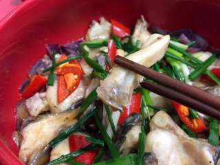 坤博砂锅姜蒜生焗鱼, 成品图，一锅端起即可开吃

