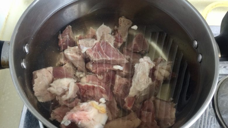 山药胡萝卜牛肉煲,锅中加入牛肉，放入适量清水，开中火
