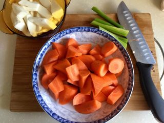 山药胡萝卜牛肉煲,胡萝卜削皮清洗切滚刀块，葱白切段