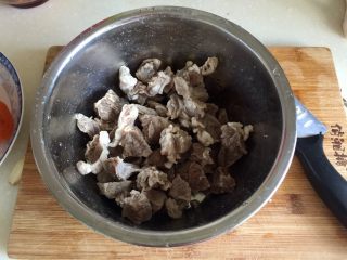 山药胡萝卜牛肉煲,焯水后牛肉捞出温水洗去浮末控水备用
