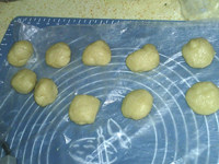 云腿月饼做法2,将面团分成10份