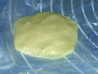 云腿月饼做法2,将面团按成中间厚，边缘薄的圆片