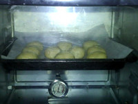 云腿月饼做法2,放入预热200度的烤箱，中层，烤约20-30分钟，