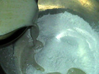 奶油蓝莓冰皮月饼,将三种粉倒入另一个碗中，加入牛奶混合液