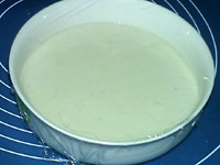 奶油蓝莓冰皮月饼,倒入容器中，封好保鲜膜静置半小时