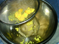 紫薯桃山月饼,10克蛋黄过筛成粉，加入白豆沙馅中
