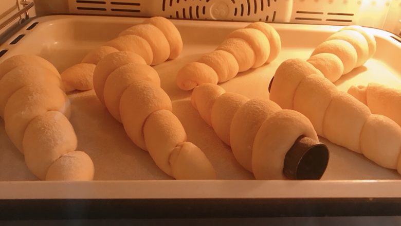 平安圣诞许愿海螺奶油面包,入预热烤箱中层上下火170度烤20分钟。