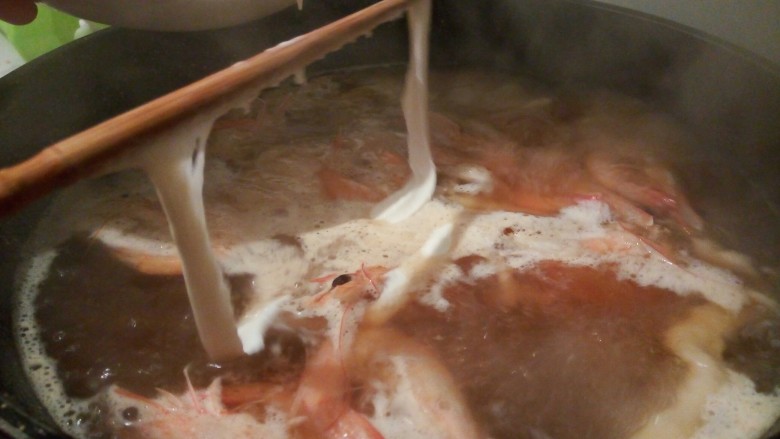 超级美味    海鲜疙瘩汤,用筷子把面糊划入锅