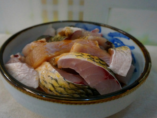 啤酒焖酥鱼,将鱼肉放入一个大碗中:加入少许盐，鸡粉，生抽，料酒