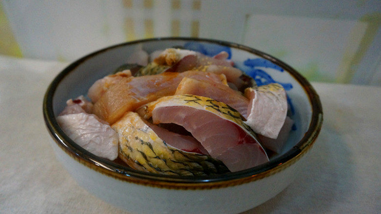 啤酒焖酥鱼,将鱼肉放入一个大碗中:加入少许盐，鸡粉，生抽，料酒