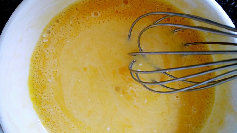 百变鸡蛋+火龙果蛋挞,加入淡奶油搅拌。