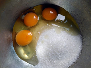 炉果,将鸡蛋与糖粉混合