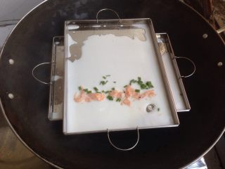 磷虾肠粉,立即放入水已沸腾的锅里，两个盘交叉摆放，盖上锅盖