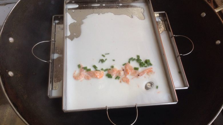 磷虾肠粉,立即放入水已沸腾的锅里，两个盘交叉摆放，盖上锅盖